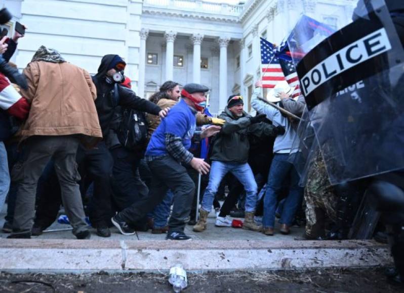 Ante la violencia desatada, Trump, que antes había instigado a la protesta, pidió a sus seguidores 'mantenerse pacíficos'.