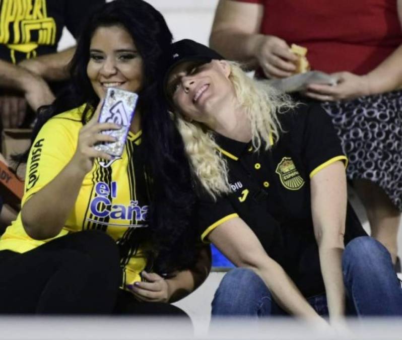 Al estadio Morazán llegaron estas chicas para ver a su amado Real España.