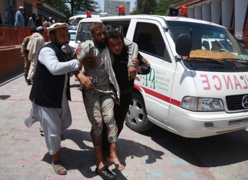 'Los terroristas mataron a 13 personas inocentes, incluyendo dos bebés, en el ataque del hospital. El balance incluye también madres y enfermeras', declaró Tareq Arian.
