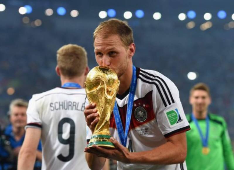 Otro campeón del mundo ha decidido retirarse este año. Primero fue André Schürrle hace dos semanas. Y ahora ha sido el veterano Benedikt Höwedes el que ha decidido dejar el fútbol. El defensa alemán de 32 años lo ha comunicado en una entrevista en Der Spiegel.<br/><br/>'En vacaciones me di cuenta lo que me llena estar cerca de mi hijo y el fútbol de repente perdió importancia para mí', afirmó el ya exfutbolista para el medio germano. El último equipo del jugador ha sido el Lokomotiv de Moscú. El club ruso rescindió su contrato a principios de junio, después negarse a volver a Rusia durante la crisis del coronavirus.