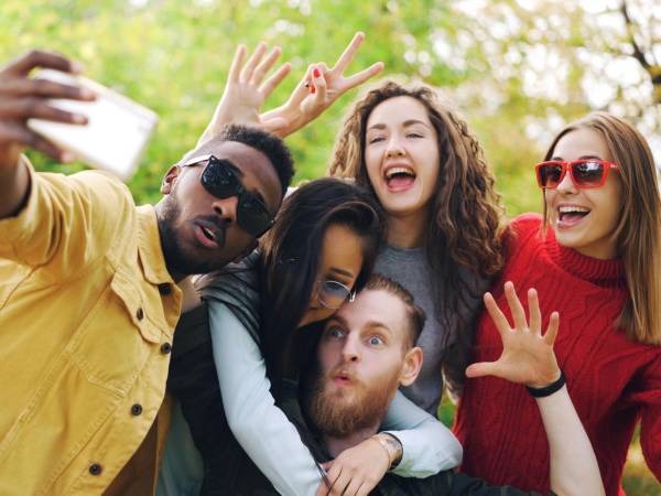 <b>Salir bien en una foto </b>sigue siendo una preocupación frecuente, incluso en una época dominada por selfies, filtros y redes sociales. Sin embargo, según una <b>editora de belleza de </b><i><b>Vogue</b></i>, el problema no se resuelve únicamente con trucos de iluminación o poses: detrás de la incomodidad frente a la cámara también influyen<b> la autopercepción, la presión estética y el impacto de las herramientas digitales</b> sobre la imagen personal.