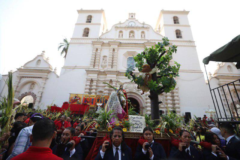 Además de la liturgia, muchas comunidades católicas organizan procesiones alrededor de sus iglesias locales, donde los fieles llevan palmas y cantan himnos en honor a Jesús. 