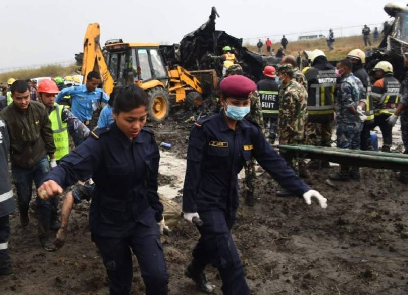 Cuarenta personas murieron en el acto y otras nueve fallecieron en dos hospitales de Katmandú.