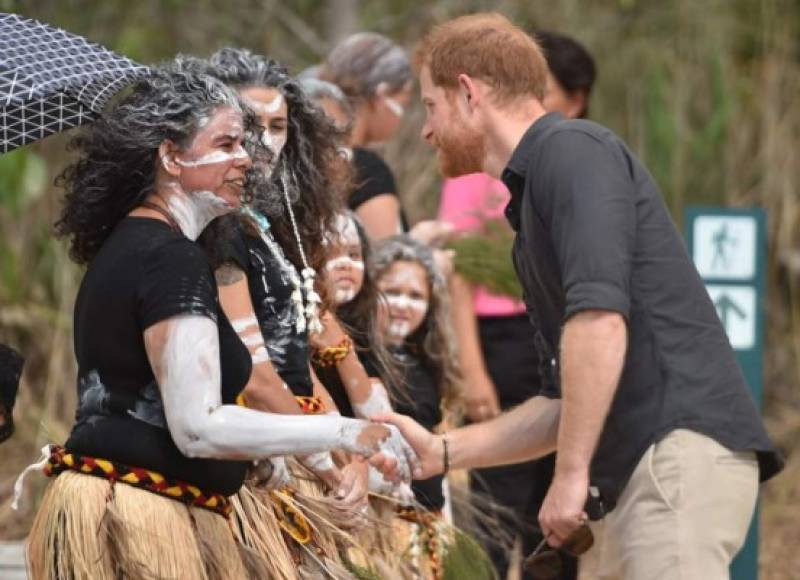 El príncipe Harry saludó a la comunidad aborigen en la impresionante isla Fraser, declarada Patrimonio de la Humanidad.