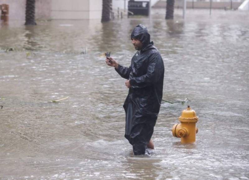 El populoso bulevar comercial de Lincoln Road, un epicentro turístico en Miami Beach, está inundado por cerca de 30 cm de agua, contó el vecino.<br/>