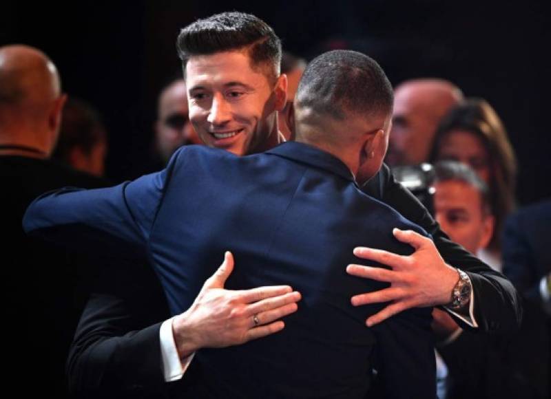 Robert Lewandowski y Kyliam Mbappé se abrazan durante la gala del Balón de Oro 2019.