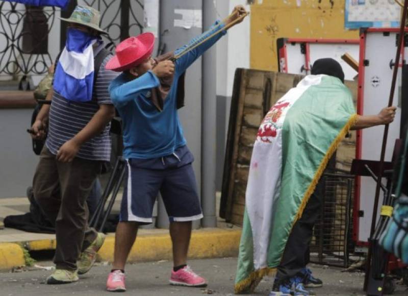 Los manifestantes respondieron a la lluvia de balas con piedras y morteros.