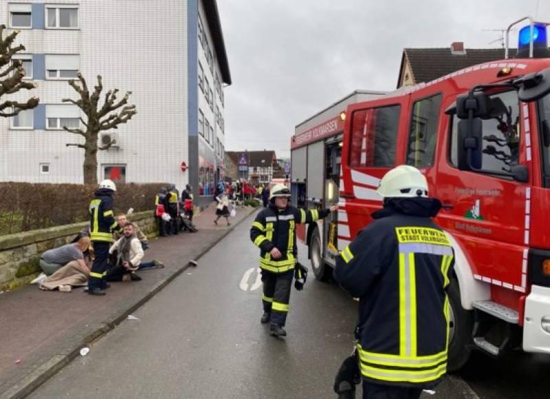 Testigos interrogados por el diario regional Frankfurter Rundschau afirmaron que tuvieron la impresión de que el sospechoso enfiló en particular hacia los niños tras rodar a gran velocidad entre la multitud, continuando su recorrido unos treinta metros.<br/><br/>Muchas de las víctimas yacían en el suelo y fueron atendidas por equipos de auxilio desplegados en este municipio con 7.000 habitantes.