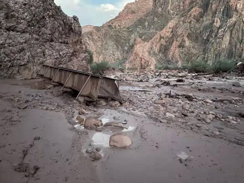 Una inundación repentina en el Gran Cañón mantiene este lunes las labores de búsqueda de unas 15 personas desaparecidas.