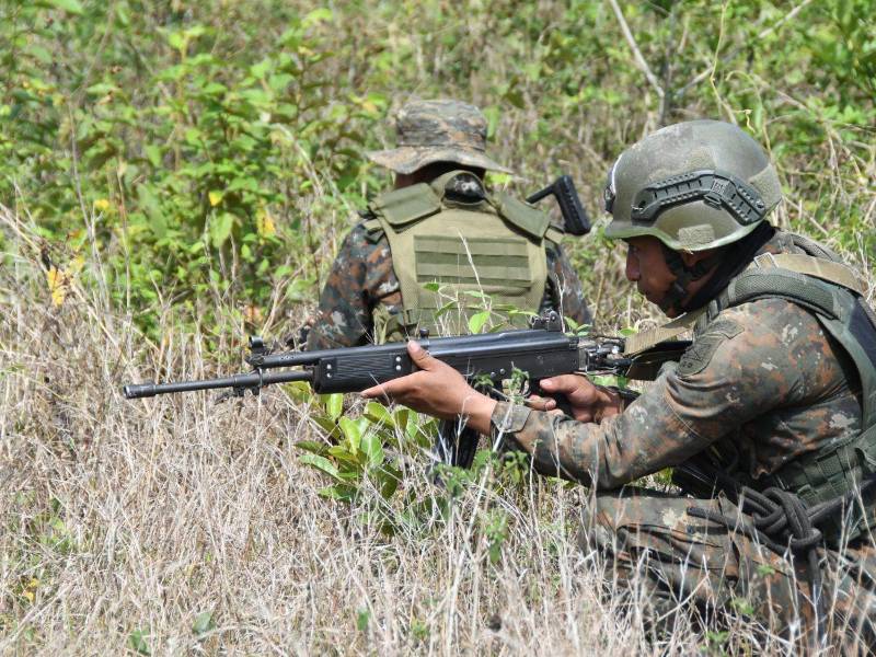 Integrantes del Ejército de Guatemala custodian el límite territorial entre Guatemala y Honduras, este martes, en San José Las Lágrimas.