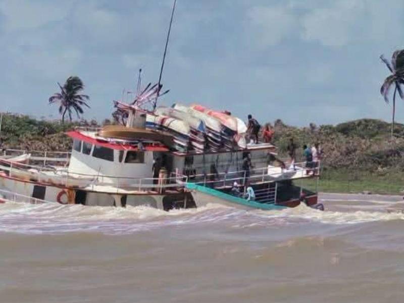 La rápida intervención de la Fuerza Naval de Honduras permitió rescatar a la tripulación y evitar una tragedia en alta mar.