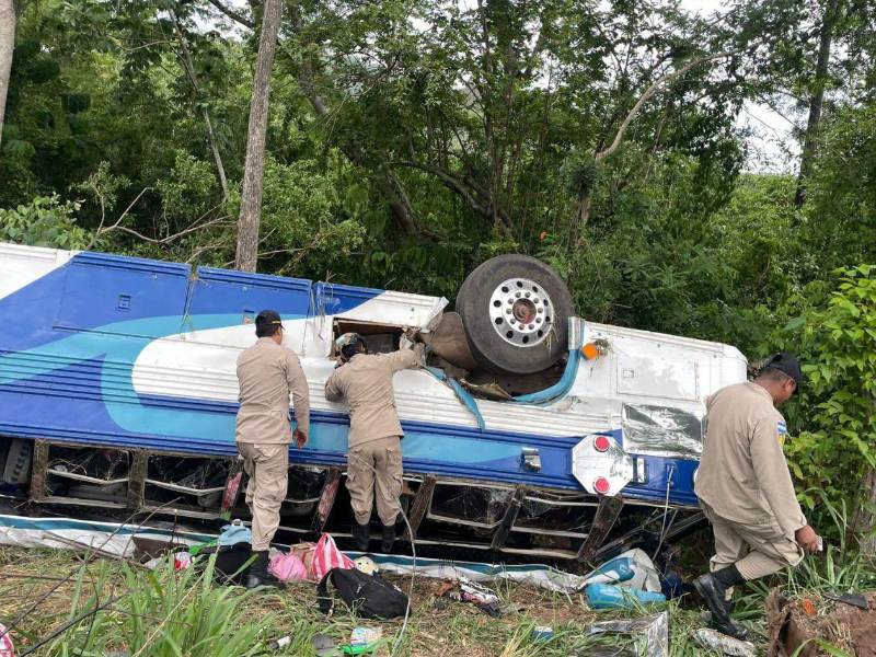 Al menos cuatro personas murieron y otras 19 resultaron heridas, cinco de ellas de gravedad, tras el accidente de un autobús registrado este domingo en el municipio de Morazán, departamento de Yoro.