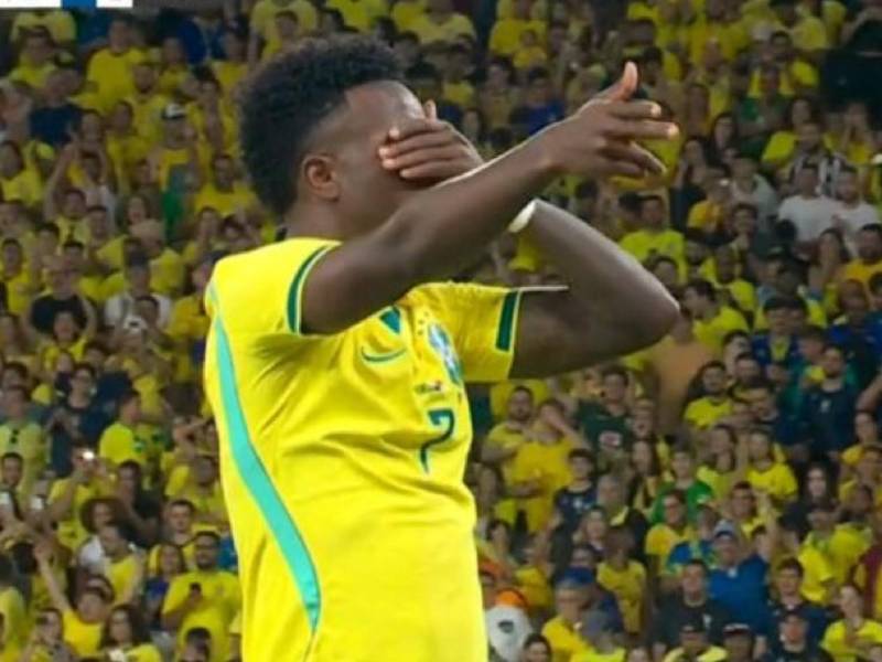 El festejo de Vinicius tras su golazo en el inicio del Brasil vs Panamá en juego que se realiza en el estadio Maracaná.