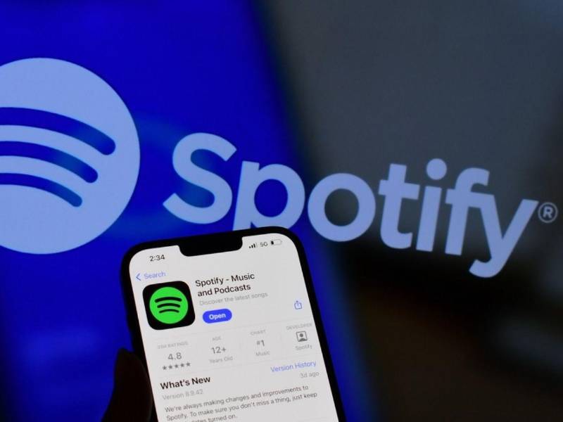 Spotify comenzó a reforzar los controles de sus suscripciones familiares con un nuevo mecanismo de verificación que podría complicar el acceso a quienes comparten el servicio sin vivir en el mismo domicilio. La plataforma incorpora códigos QR y establece un plazo de siete días para que algunos usuarios confirmen que residen con el administrador del plan.