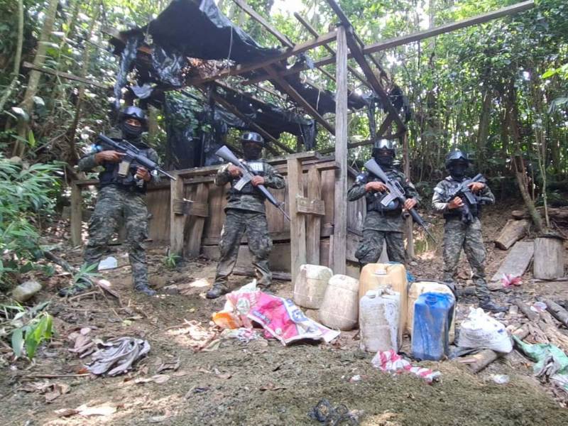 También fue asegurada una estructura artesanal utilizada presuntamente para el procesamiento de hoja de coca.