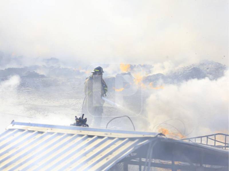 Un incendio de gran magnitud se registró este día en un centro de almacenamiento ubicado en San Pedro Sula, departamento de Cortés, generando alarma entre los habitantes de distintos sectores de la ciudad.