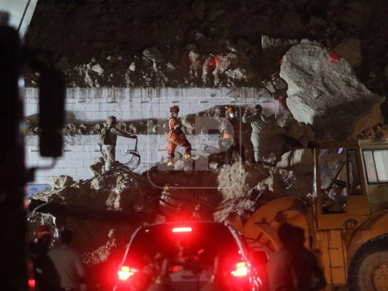 La mañana del martes 23 de junio se registró una emergencia de gran escala en el anillo periférico de Tegucigalpa, luego de que un deslizamiento de tierra afectara varias bodegas de la zona. El incidente dejó parte de la estructura soterrada y desató un incendio, generando una rápida movilización de equipos de rescate y manteniendo en alerta a las autoridades.