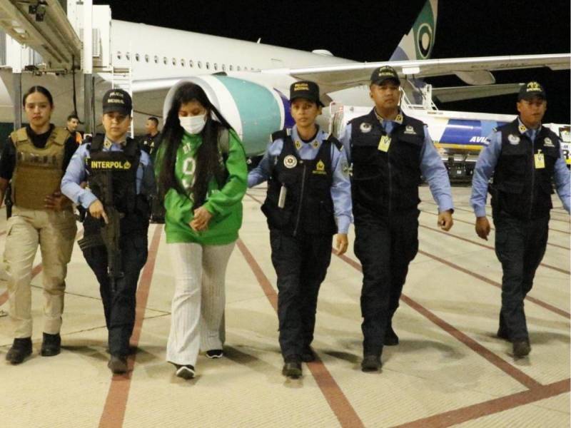 $!Maryori Carolina Ordóñez al ser entregada a las autoridades hondureñas.