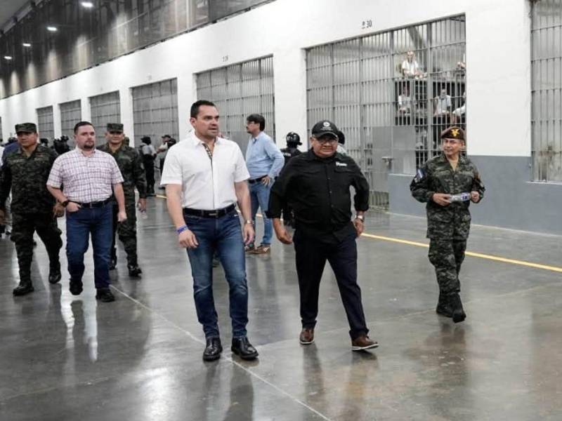 Construir nuevos módulos penitenciarios de máxima seguridad, habilitar celdas de aislamiento y ampliar el uso de audiencias virtuales son algunas de las medidas que Honduras analiza incorporar a su sistema carcelario tras una visita de diputados y autoridades de seguridad al Centro de Confinamiento del Terrorismo (CECOT), en El Salvador.