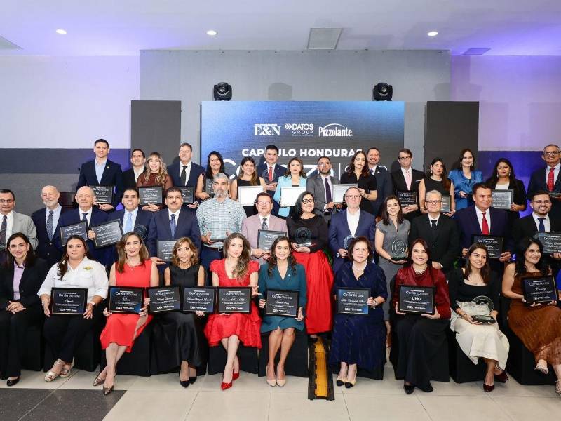 Líderes empresariales recibieron un reconocimiento a su labor en distintos rubros comerciales, siendo ejemplos de credibilidad.