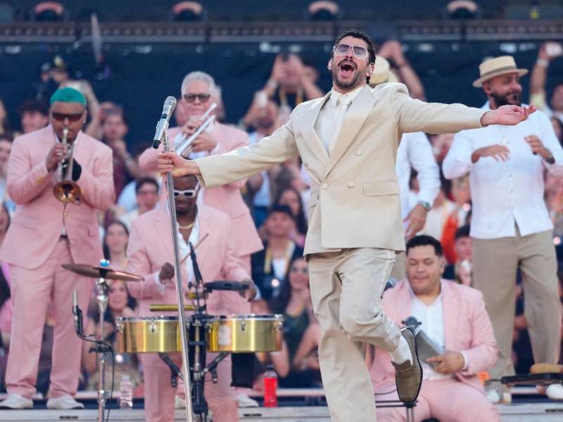 El cantante puertorriqueño Bad Bunny, durante el concierto ofrecido este viernes en el Estadio Olímpico de Barcelona.