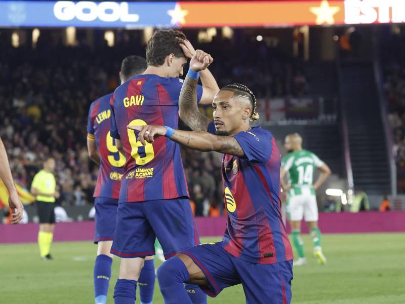 Raphinha celebrando su segundo gol del partido contra el Betis.