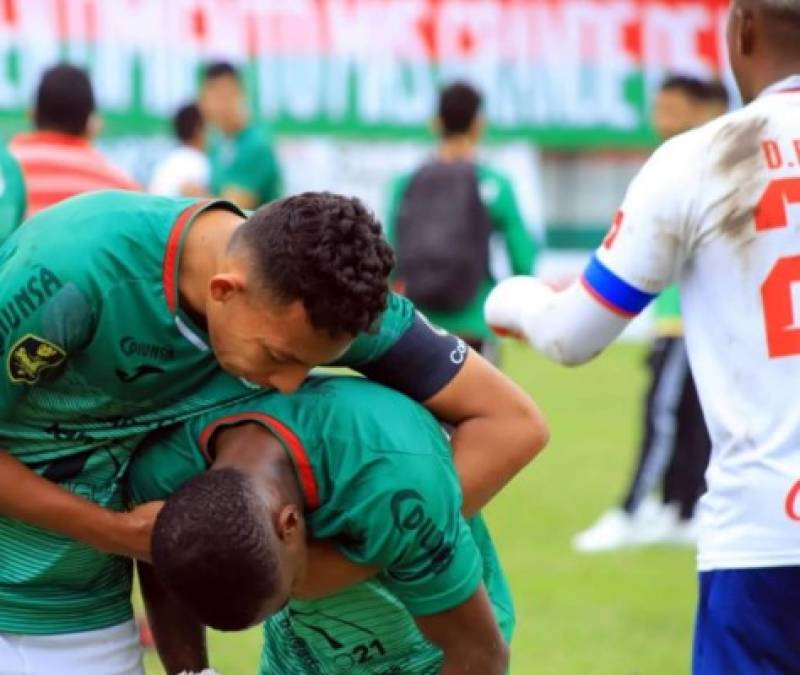 El capitán verdolaga Allan Banegas consolando a Edwin Solani Solano.