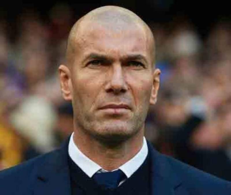 Zinedine Zidane, próximo entrenador del Manchester United. Esa es la posibilidad que desea el técnico francés según publica hoy el prestigioso rotativo 'L'Equipe', que una portada bajo el título: 'Zidane, la tentación inglesa'. El exentrenador del Real Madrid podría llegar al banquillo del Manchester United.