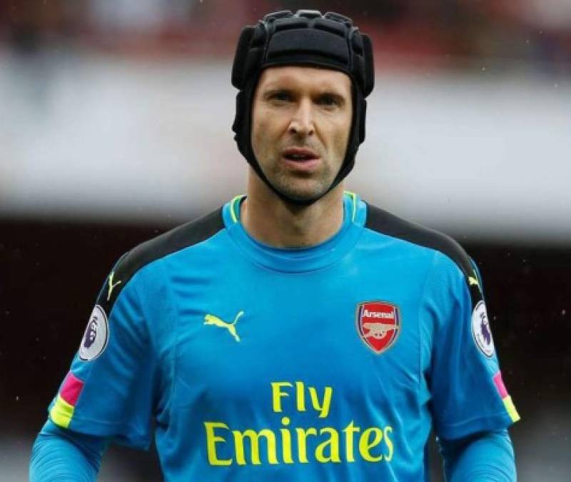 Petr Cech podría dejar el Arsenal este mismo mes de enero. Preguntado por la posible marcha del portero, el entrenador del equipo 'gunner', Unai Emery, dejó muchas dudas: 'No sé si va a seguir después de enero. eso es una cosa que corresponde al club', dijo el DT.