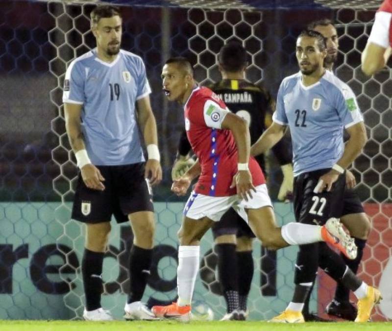 Alexis Sánchez corre a celebrar su gol del empate de Chile.