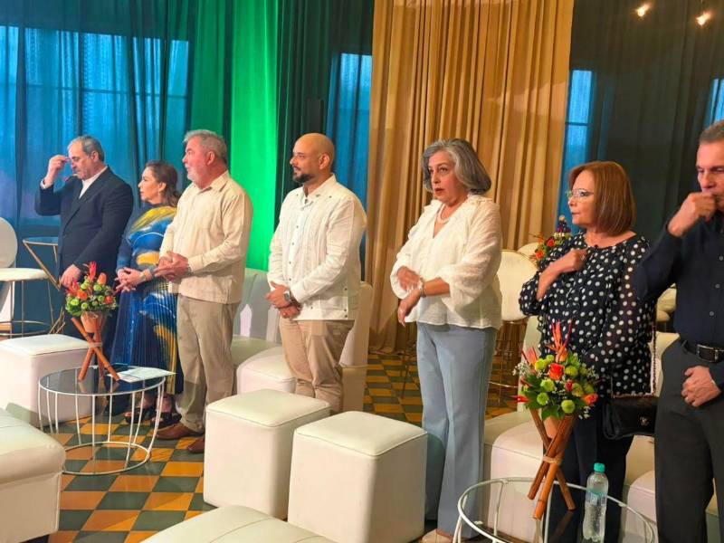 Anabel Gallardo, presidenta del Consejo Hondureño de la Empresa Privada (COHEP); Narciso Casado, secretario permanente del Consejo de Empresarios Iberoamericanos (CEIB); Adolfo Pineda, presidente de la Cámara Nacional de Turismo de Honduras (CANATURH); Andrés Ehrler, secretario de Estado en el Despacho de Turismo; y Roberto Contreras alcalde de SPS en la inauguración.