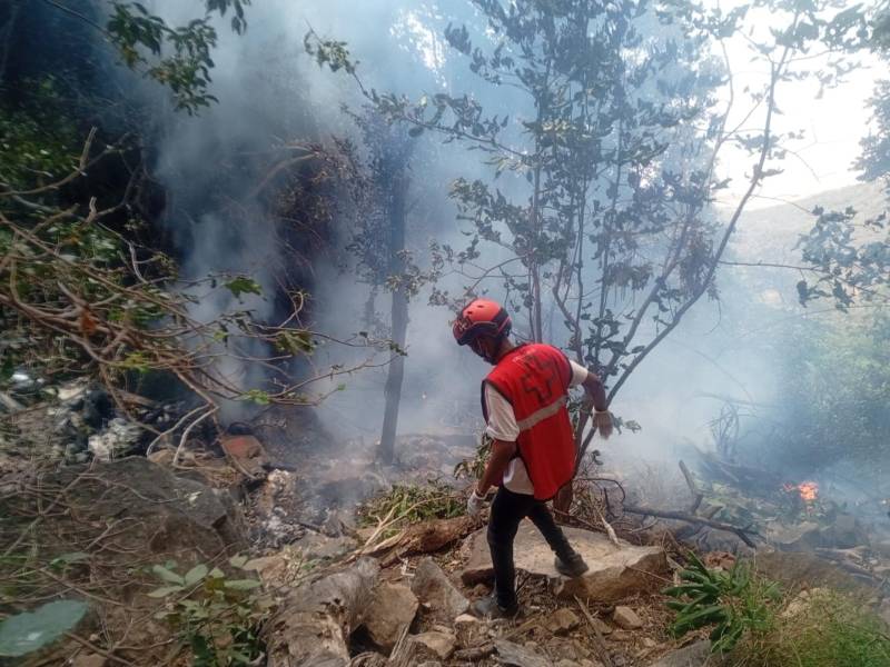 Una fotografía facilitada por la Cruz Roja de Kenia muestra a un miembro del equipo de respuesta de emergencia de la Cruz Roja de Kenia trabajando cerca del lugar donde se estrelló un helicóptero en el condado de Samburu, Kenia, el 19 de agosto de 2026. EFE/EPA/