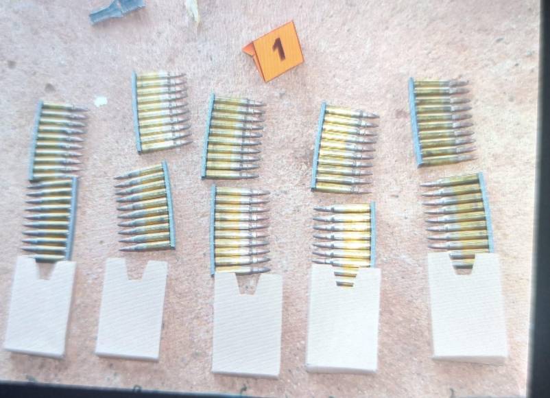 Al menos 100 proyectiles de 5.56 mm también fueron confiscados. 