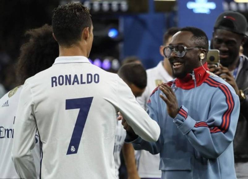 Cristiano Ronaldo es felicitado por Will.i.am, miembro de la banda The Black Eyed Peas.