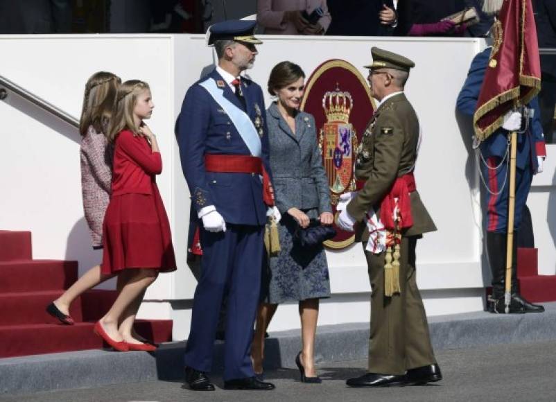 Como cada año, ante la atenta mirada del rey Felipe VI y el presidente de gobierno, las fuerzas armadas protagonizaron un multitudinario desfile en el centro de Madrid para conmemorar la llegada de Cristóbal Colón a América en 1492.