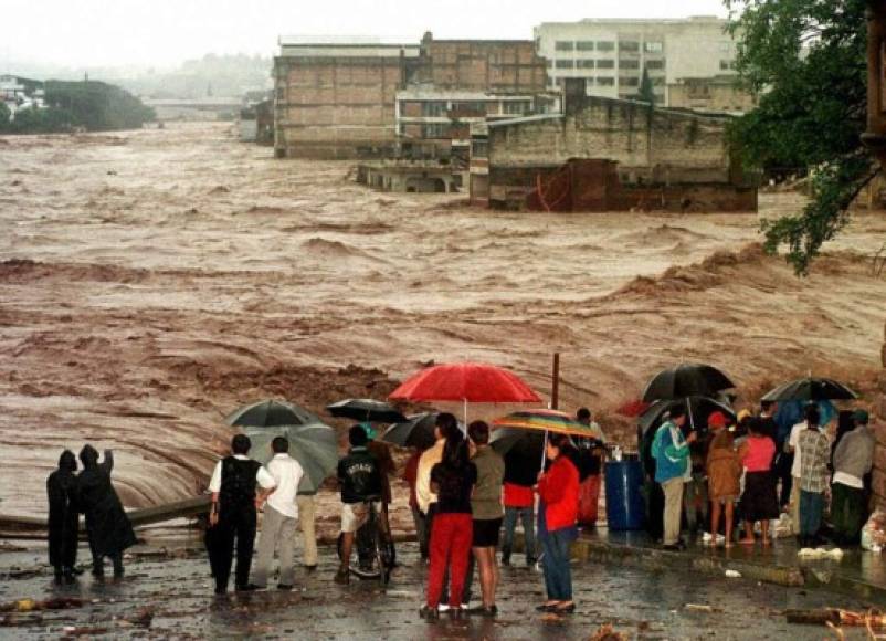 El 26 de octubre de 1998, el huracán Mitch marcó la historia de Honduras, tras tocar tierras catrachas provocó la peor devastación del país.