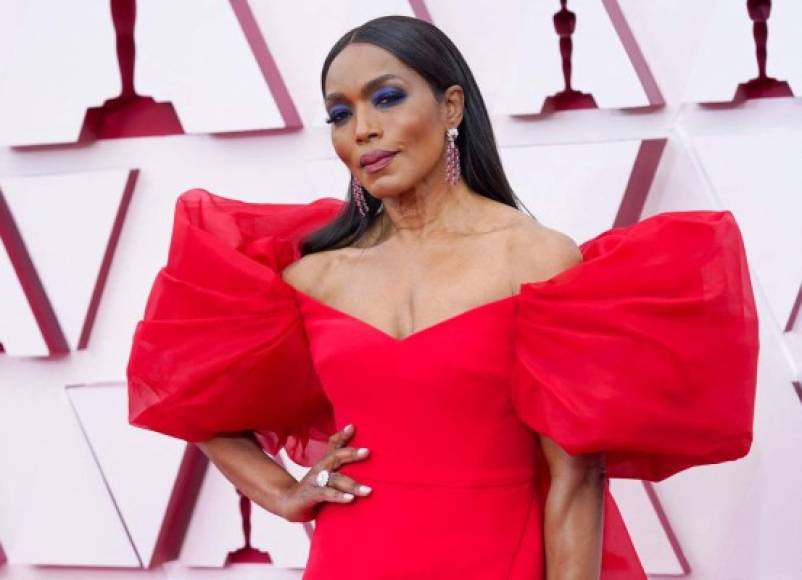 Angela Bassett, bella de rojo.