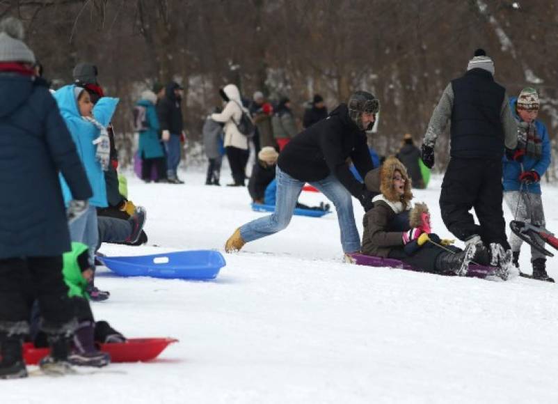 Los estadounidenses disfrutan de la nieve tras la primera tormenta invernal que azotó el país.