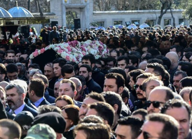 Cientos de personas asistieron al masivo funeral de la joven heredera turca.