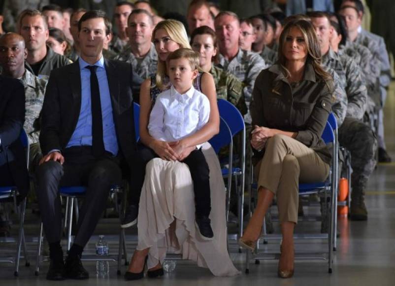 La primera dama procedió a sentarse junto a Ivanka Trump y su esposo, Jared Kushner.