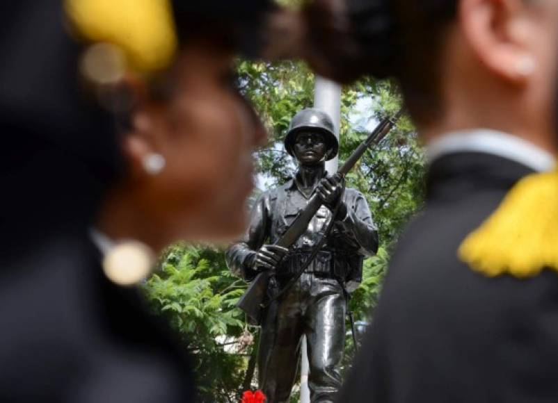 Militares hondureños conmemoran el 47 aniversario de la guerra entre Honduras y El Salvador, también conocida como la 'guerra del fútbol'. AFP