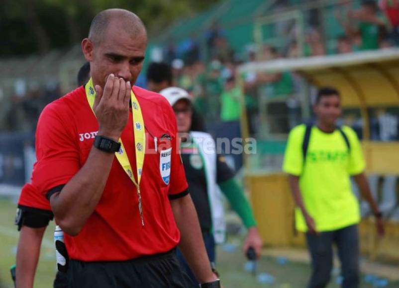 El central Óscar Moncada derramó lágrimas tras el fin del juego. El árbitro realizó un buen trabajo.