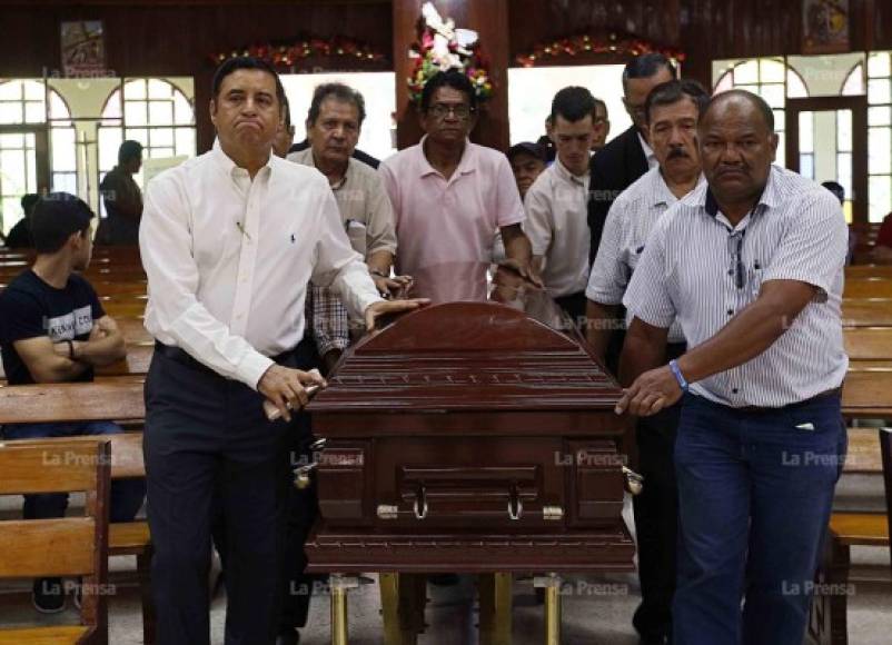 Imposible contenerse. Alberto Chedrani lloró en la misa de cuerpo presente.