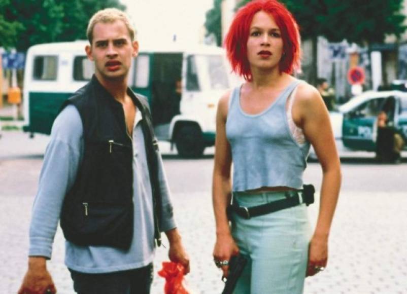 Corre, Lola, Corre (Run Lola Run, 1998)<br/>Director: Tom Tykwer<br/><br/>Trama: Quien realmente está atrapado en el tiempo en esta cinta es el espectador, que descubre realidades alternas en las que Lola (Franka Potente) debe conseguir una gran suma de dinero para salvar a su novio.<br/>