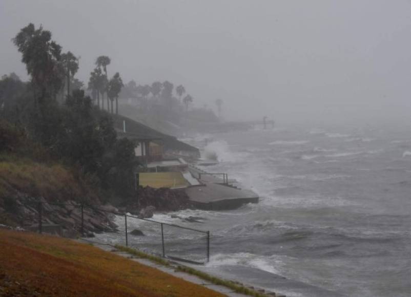 Harvey mostraba vientos de 215 km/h, que 'se extendían por el centro de la costa de Texas', dijo el Centro Nacional de Huracanes (NHC), con sede en Miami.