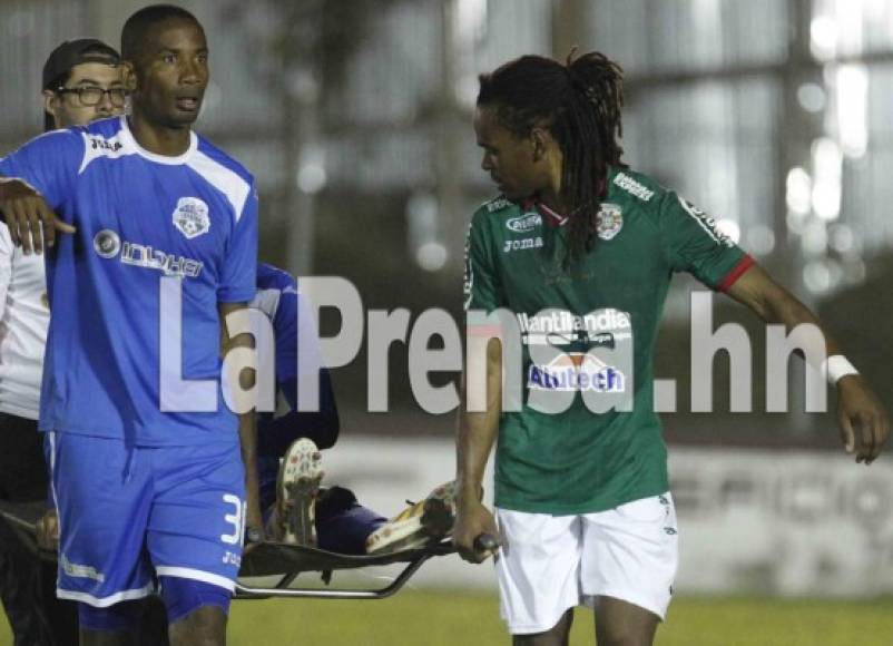 Una imagen penosa, los mismos futbolistas tuvieron que auxiliar a un jugador y sacarlo en camilla.