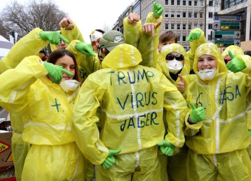 Los cazadores del 'virus de Trump' celebraron en las calles de Duesseldorf, Alemania.