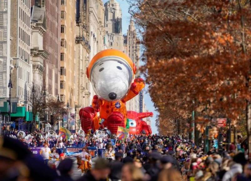 Esta es una tradición pensada en los más pequeños y que se centra en el desfile de 16 enormes globos caracterizados por los personajes más populares de cómics y series de dibujos animados, como Bob Esponja, Snoopy -es el más veterano con 40 apariciones-, Olaf de Frozzen o el conocido Smokey Bear.<br/>