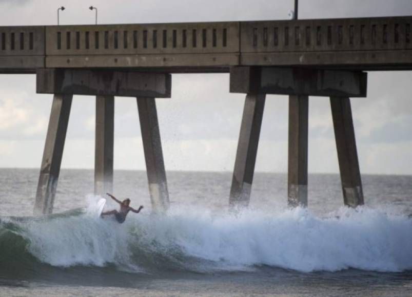 Algunos surfistas desafiaron las órdenes de evacuación en las playas de Carolina del Norte y aprovecharon el alto oleaje para practicar surf.
