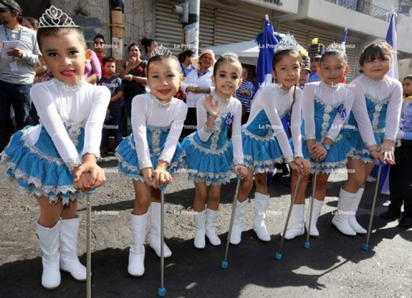 Sencillamente bonita, estas escolares le pusieron ambiente a los desfiles. Ellas se robaron los aplausos de los asistentes.